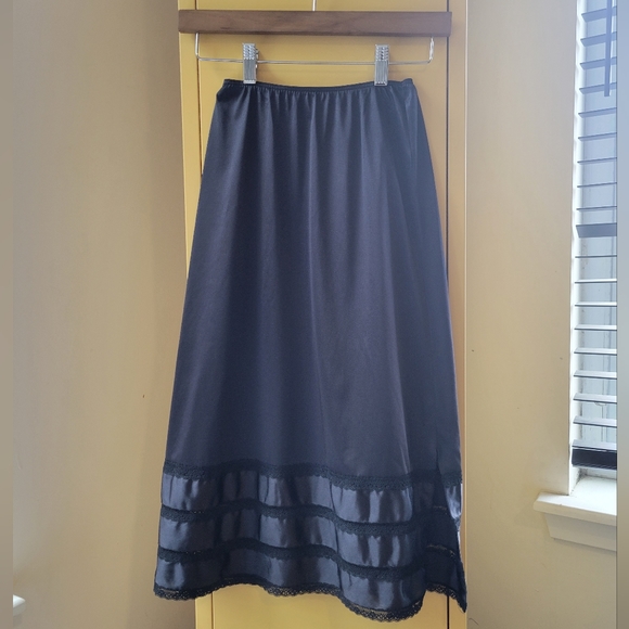 Vintage black slip skirt 3/4 length - Picture 3 of 4